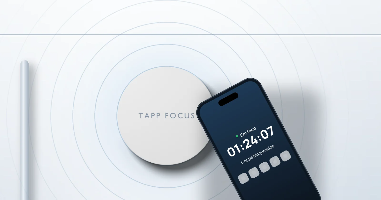 O Tapp Focus preso na porta da geladeira e um iPhone chegando para encostar nele.